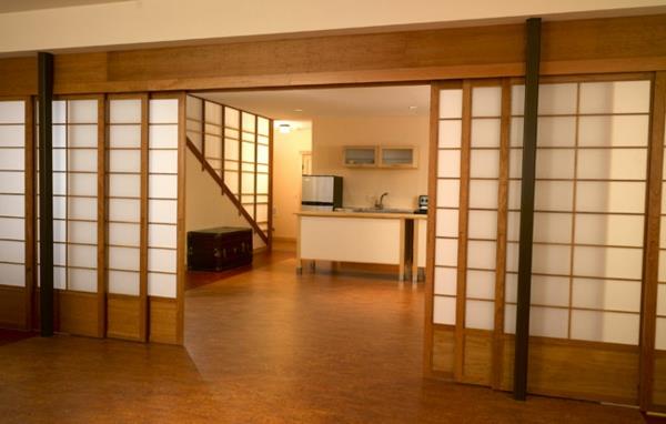 أبواب منزلقة يابانية في قاعتين كبيرتين من الخشب والبلاستيك