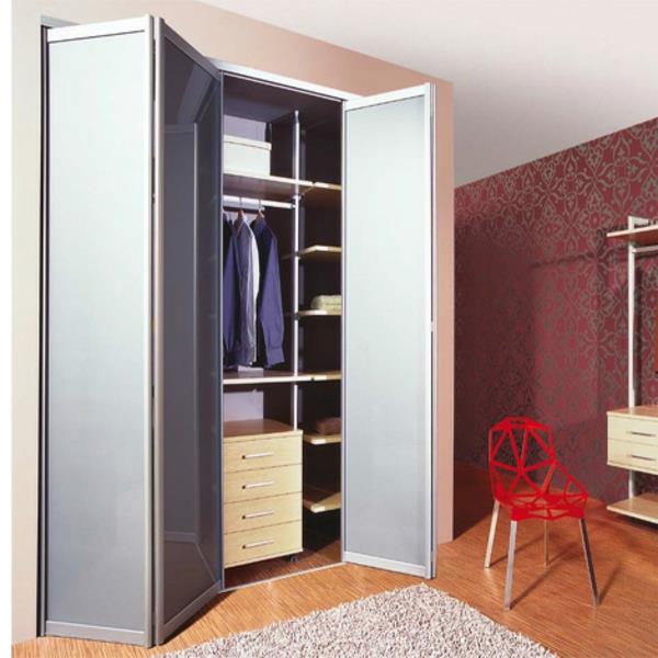 vik-garderob-dörrar-barock-tapeter-och-en-röd-stol