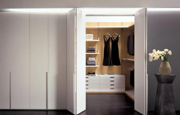 vik-garderob-dörrar-en-garderob-walk-in-closet
