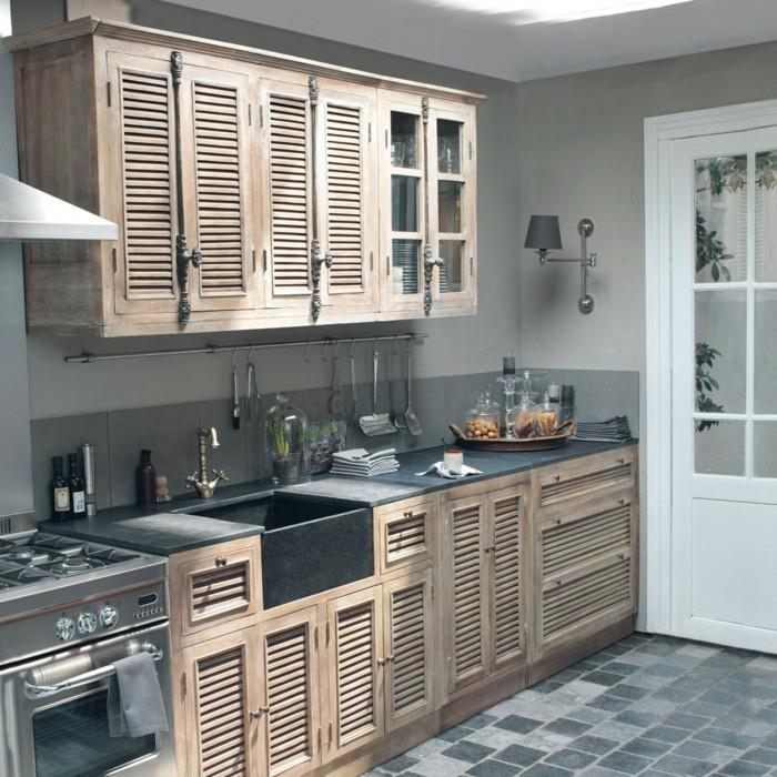 drevené-skriňové-dvere-do-modernej-kuchyne-s-modro-zelenou-dlažbou