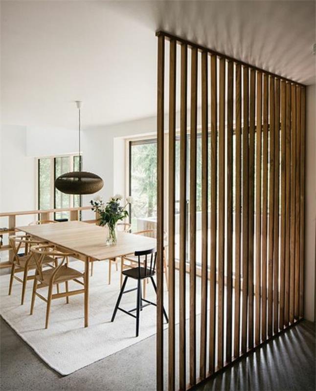 drevené žalúzie-dvere-skrine-svetlé-drevo-stôl-béžový-koberec-v-obývačke