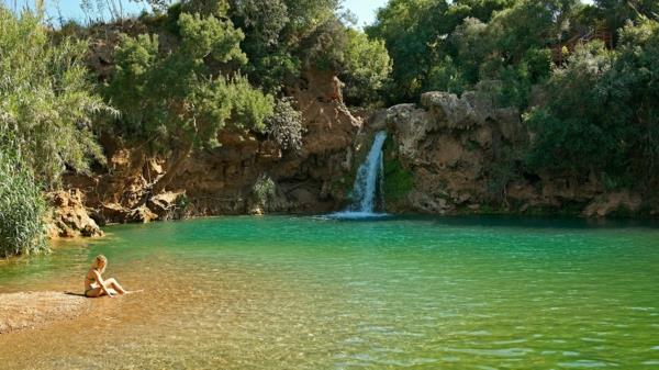 portugal-natur-en-vacker-grön-sjö