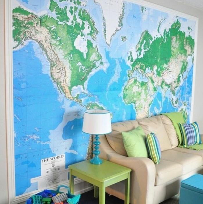 أريكة بمقعدين عملاقة في خريطة العالم