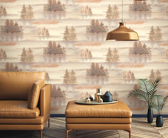 trompe l'oeil tapet med trädmönster i en skog vid solnedgången i beige och bruna nyanser, möbler i beige och konstläder, golvlampa av bronsmetall,