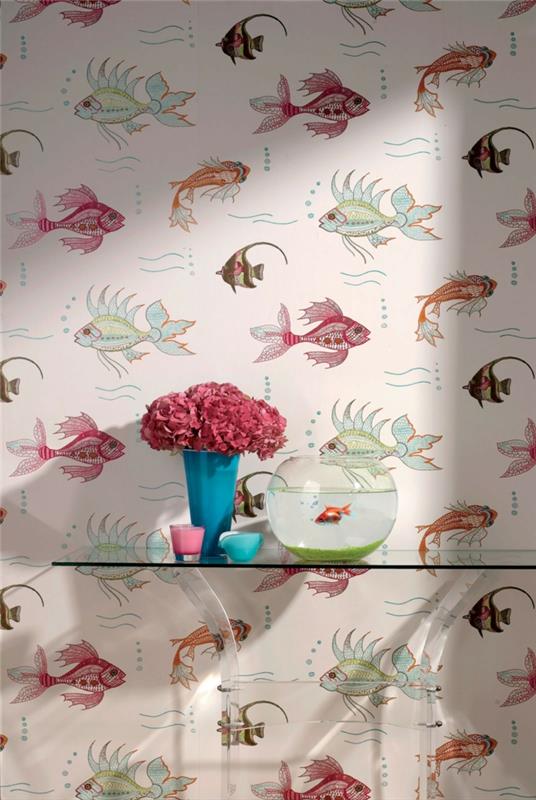 trompe l'oeil tapet med fiskmönster i ljusa färger simning, entrévägg, rektangulärt vitt glasbord, skål med guldfisk, turkos vas med rosa blommor, två smaksatta ljus i rosa och turkosblått