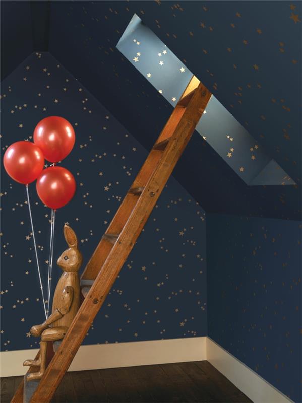 trompe l'oeil tapet med stjärnhimmel mönster för ett barns sovrum på vinden, med fönster, mörkbrun parkett, ljus trätrappa, träkanin med tre röda ballonger