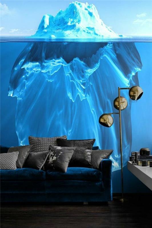 trompe l'oeil tapet med ett stort isbergsmönster, som visar ena änden, transparent blått vatten med isberget, blå sammetsoffa, råparkett i mörkbrun färg, högt stående ljus med tre bronsfärgade metallbollar
