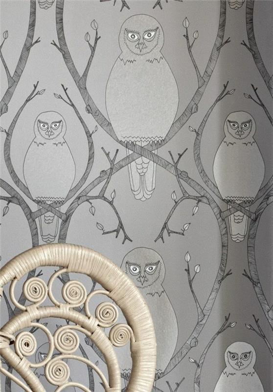 trompe l'oeil tapet med ugglor i grått i mörka och ljusa nyanser, stol med ryggstöd dekorerad med spiraler i krämfärg, avkopplande atmosfär