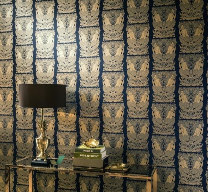 trompe l'oeil tapet Liberty tapet på väggarna i en entré, med sjöjungfrur placerade med spegeleffekt, entrébord i rökt färgat härdat glas, golvlampa med trumskärm i brun färg och metallfot i guldfärg