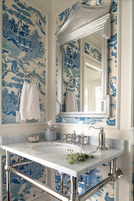 trompe l'oeil tapet i blått och vitt, med asiatiska motiv, med stor fyrkantig spegel med silverram, blank pagodformad finish, stort handfat med vit marmorbänkskiva och silverfärgade metallben, klassisk atmosfär