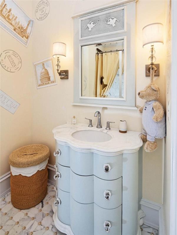 Litet beige badrum för barn, marmor handfat modell med pastellblå lådor för litet badrum