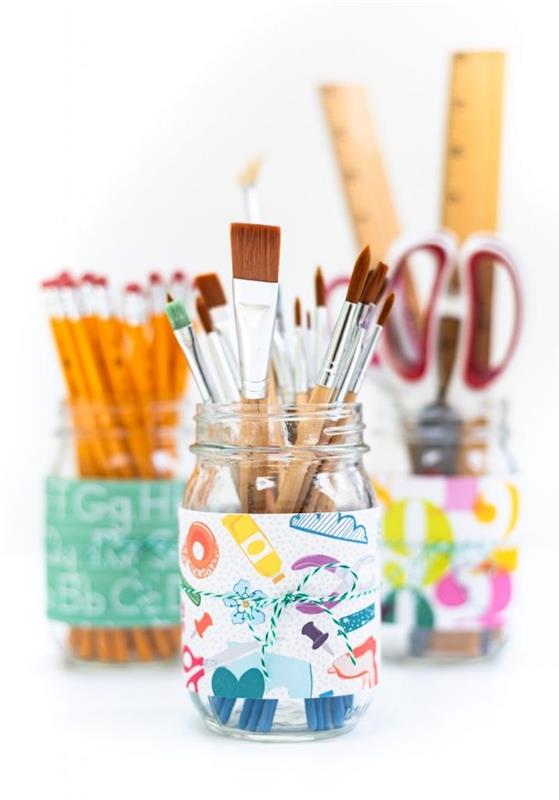 DIY držiak na ceruzku vyrobený z farebného vzorovaného hrnca s vežou a personalizovaného skleneného džbánu na stolný držiak pera