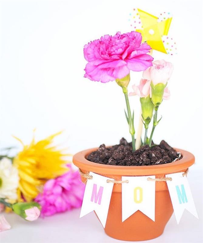 nápad na darček ku dňu matiek, kvetináč s vysadenými kvetmi a visačkami pre mamičky, kvetinový darček