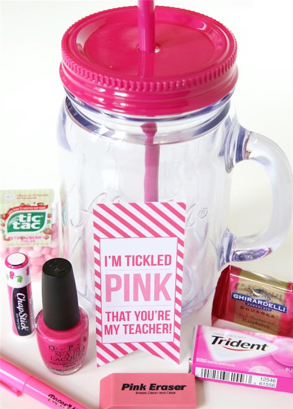 sklenený hrnček s ružovým viečkom, kozmetika, žuvačky, cukríky, lak na nechty, tikot, balzam na pery, dievčenské potreby