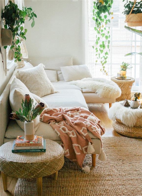 biela rohová sedačka, koberec z morskej trávy, tkaný osmanský konferenčný stolík, dekorácia do exotickej obývačky, ružový pléd, závesné kvetináče