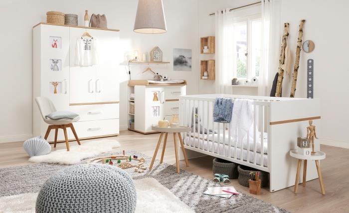 kompletný model detskej izby v bielej a drevenej verzii so širokým mäkkým kobercom a sivým háčkovaným otomanom