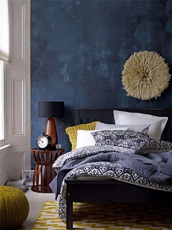 čo farba na spálňu pre dospelých na moderný dekor, príklad spálne s polnočnými modrými stenami zariadenou tmavým nábytkom
