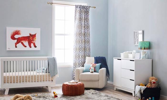 roztomilý dekor v miestnosti s pastelovo modrými stenami s nábytkom z bieleho dreva a laminátovou podlahou pokrytou mäkkými sivými kobercami
