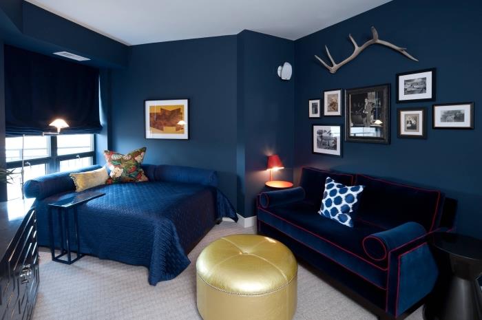 tmavomodrá výzdoba spálne s bielym stropom a podlahou, modré rozloženie miestnosti s polnočným modrým nábytkom