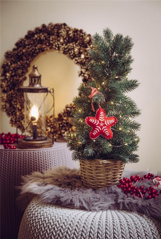 minimalistisk julgransbild dekorerad med ledkedja och röd tygstjärna, festlig dekorativ idé i grått och guld