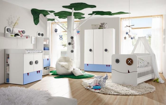 fantastický nápad na výzdobu detskej izby s ozdobným stĺpikom v strede s dizajnom stromčeka a bielym fusakom z umelej kožušiny
