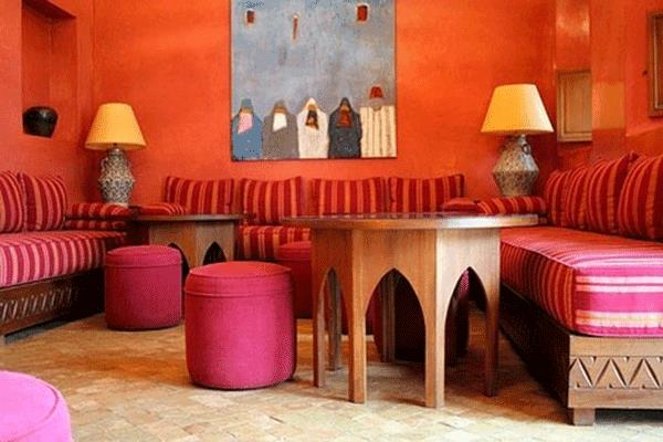Marockansk-puff-och-marockansk-interiör