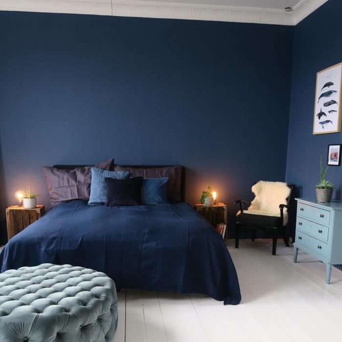 tmavomodrá farba v modernej spálni, farebné trendy 2019 do hlavnej spálne