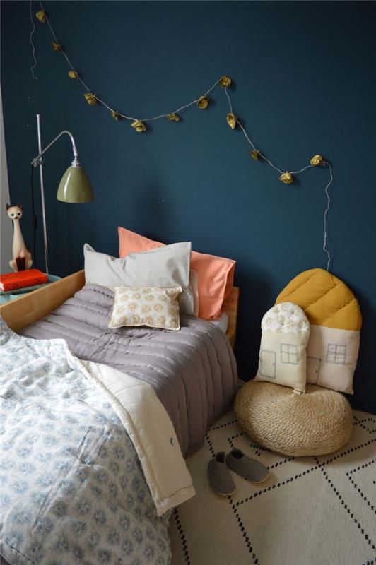 originálny nápad na farebnosť detskej izby, dizajn spálne pre chlapca alebo dievča s modrými stenami s bielymi doplnkami