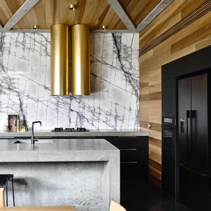 Dizajnová kuchyňa so zlatým dekorom, sivá centrálna kuchynská linka, čierny nábytok, moderne vybavená kuchyňa