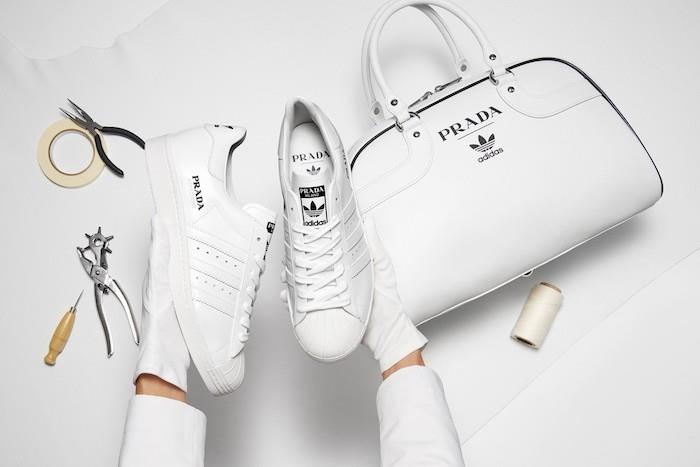 Prada x Adidas -kollektionen presenterar ett par Superstar och en Made In Italy vit läder bowlingväska