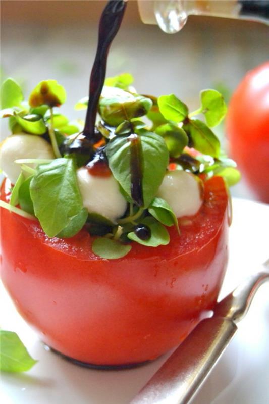 Originálne miešané šaláty; originálny šalátový šalát predjedlo paradajka s octom