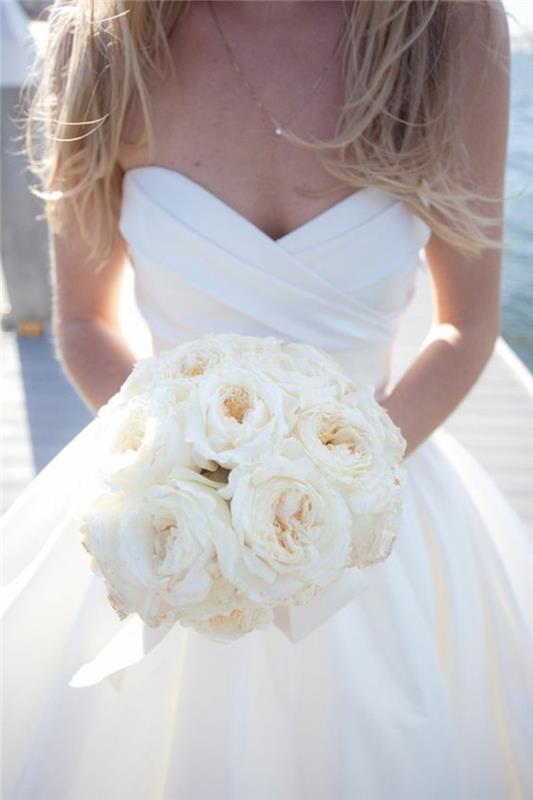 princezné-svadobné-šaty-veľmi-jednoduché-svadobné-kytice-okrúhle ruže