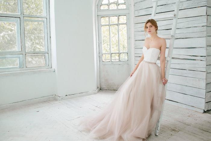 princezné svadobné šaty so svetlo ružovou tylovou sukňou a bielym podprsenkou s ružovým opaskom