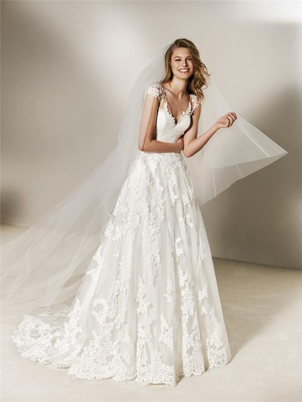 مثال على فستان زفاف من الدانتيل الأبيض وأنماط زهرية مطرزة وأكمام خفيفة وفتحة رقبة على شكل حرف v