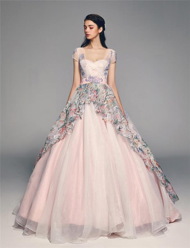 originálne svadobné šaty v ružovej farbe s kvetinovým vzorovaným závojom nad sukňou vo vidieckom štýle princeznej