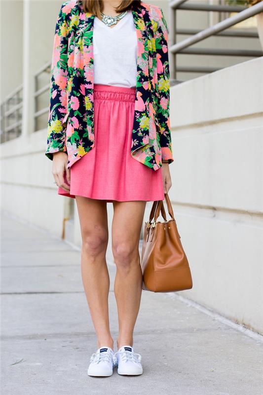 Cool paljettkorg idé vilken korg du ska välja för din outfit, kombinera kjol och korg blomsterjacka neonrosa kjol vit korg våroutfit