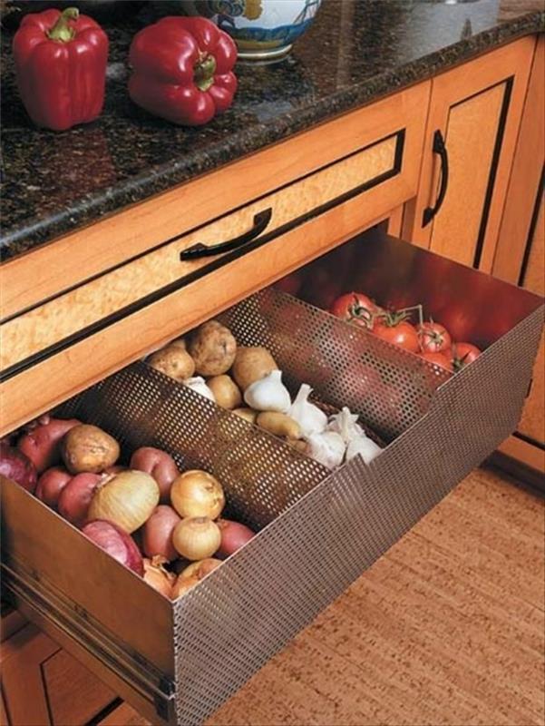 تخزين الأدراج ، ترتيب الخزانة ، البصل والطماطم المخزنة في خزانة عميقة ، خزانة مع مخطط سطح بتأثيرات رخامية بالأبيض والأسود