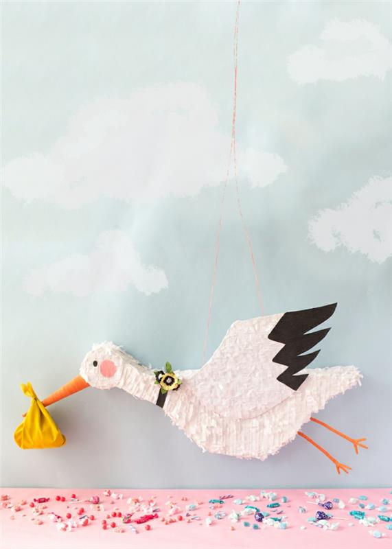 DIY projekt för att göra en pinata i form av en stork, ovanlig baby shower dekoration idé