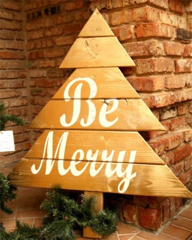 Samostatná vianočná dekorácia, vianočný stromček na paletových doskách, šablónové nápisy, tehlová stena