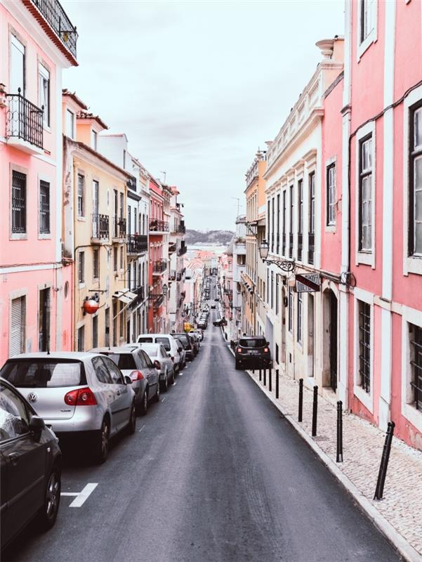 تصوير الشوارع في قرية على البحر ، فكرة خلفية رائعة للهاتف مع صورة الحياة الحضرية