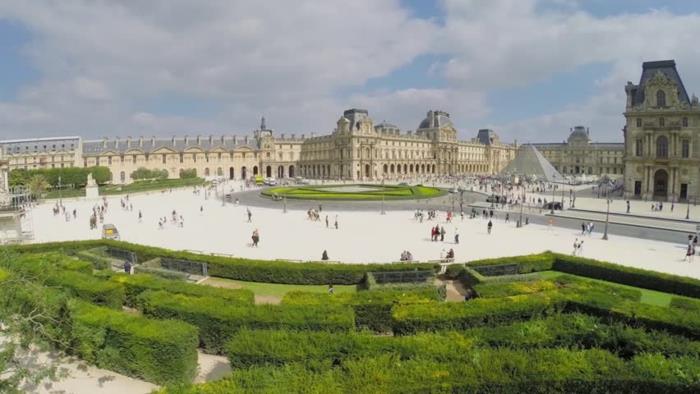 prechádzky v Paríži na prechádzku po hlavnom meste Francúzska-Louvre
