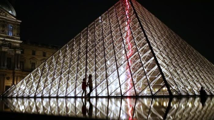 prechádzky v Paríži na prechádzku po hlavnom meste Francúzska-Piramide