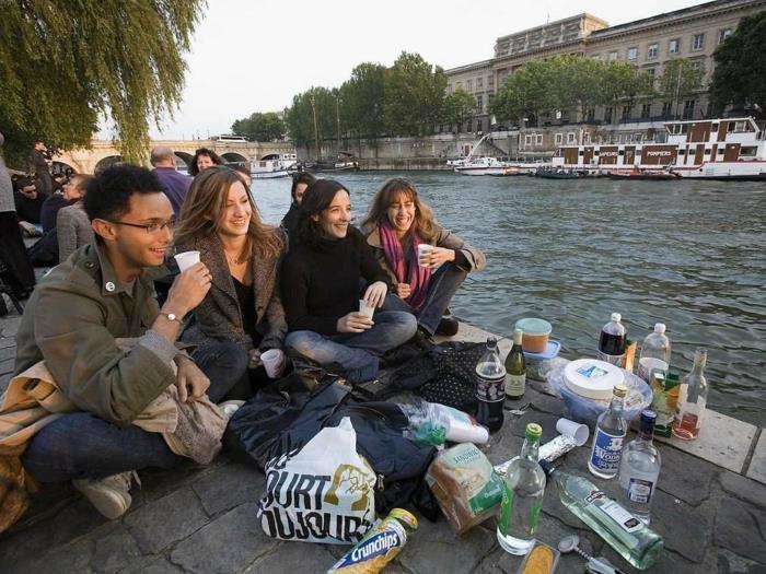 prechádzky-parížska-prechádzka-v-parížskej-prechádzke-na-Seine-obed
