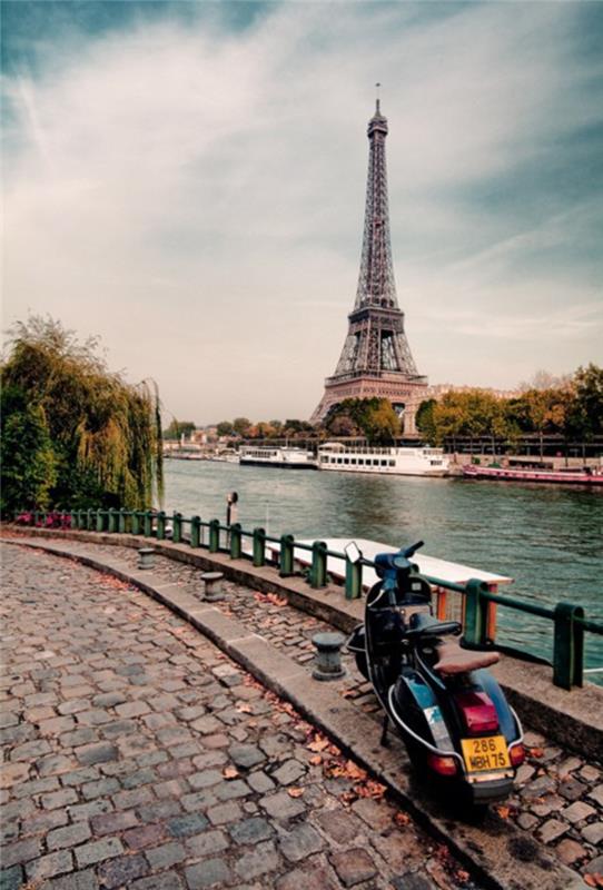 prechádzky-parížska-prechádzka-v-parížskej-prechádzke-na-Seine-motorke