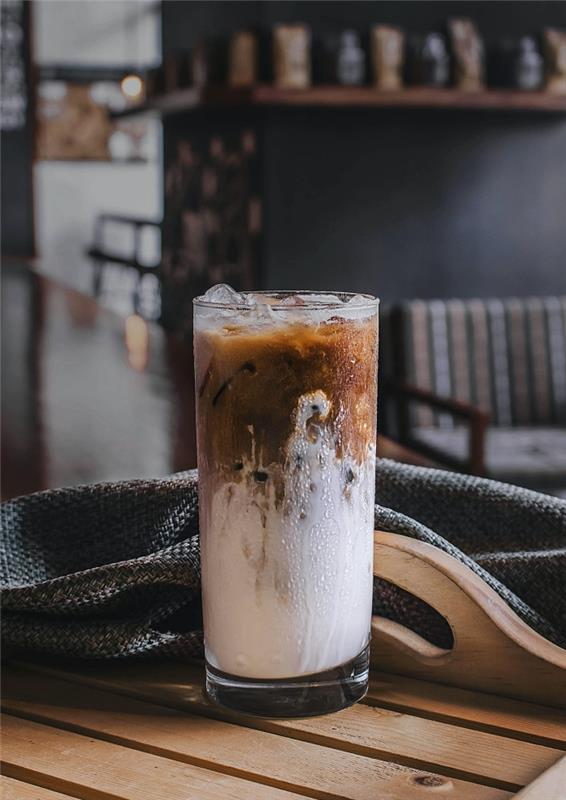 pohár naplnený latte s kockami ľadu, jednoduchý a rýchly recept na ľadové latte, ako si v lete urobiť sami