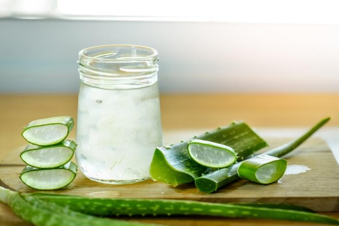 prípravok osviežujúci nápoj aloe vera lekársky rastlinný listový gélový extrakt jar jar sklo pohár šťavy voda