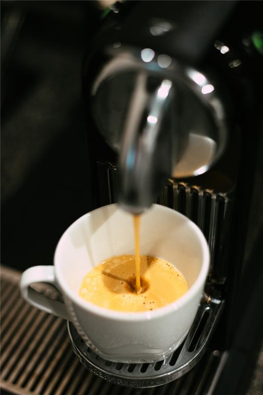 nápad, ako si vyrobiť domácu ľadovú kávu, recept na nespresso latte s kockami ľadu, originálny recept na škoricovú kávu