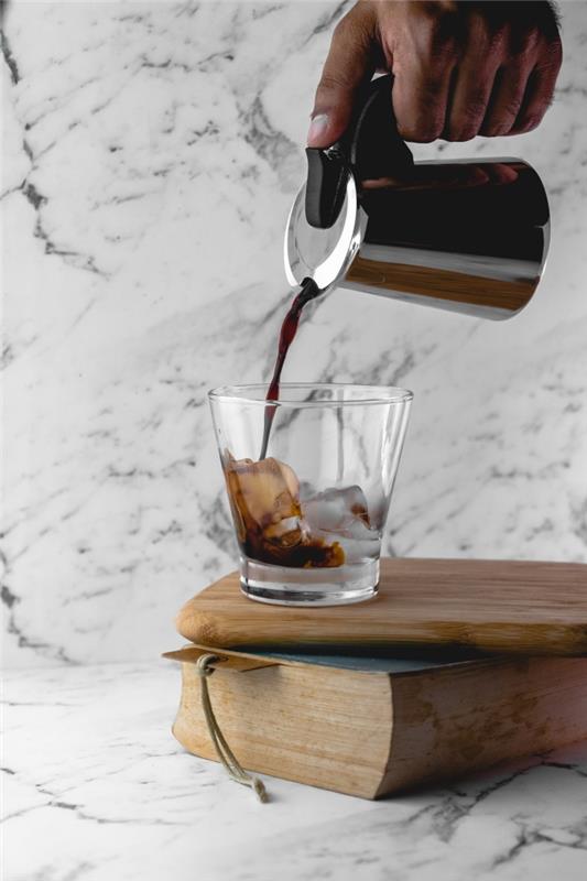 nápad, ako si pripraviť jednoduchú studenú kávu v pohári naplnenom kockami ľadu, na leto podávať kávu s kockami ľadu