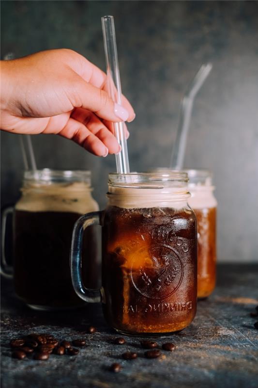 nápad, ako podávať studenú kávu v sklenenej nádobe, jednoduchý recept na čiernu kávu s kávovou penou a kockami ľadu