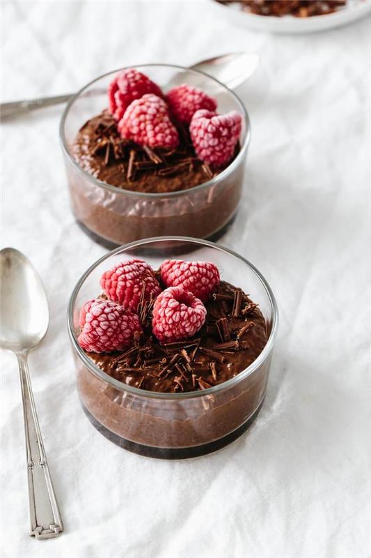 recept na chia puding so zdravou chuťou s rastlinným mliekom, kakaom, javorovým a malinovým sirupom a čokoládovými hoblinami na polevu